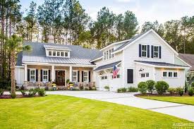 Design ideas for a farmhouse front yard landscaping in hampshire. Top Modern Farmhouse Exterior Design Ideas Savillefurniture