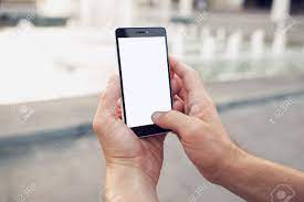 Selfie ハメ撮りを作る。両手とタッチ スクリーンのクリッピング パスと空白のスマート フォンでの写真素材・画像素材 Image 73864037