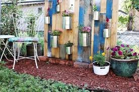 Jardin De Balcon A La Verticale Support En Bois Et Pots De Fleurs Metalliques En Objets Recycles Jardin 1 Jardin Vertical Diy Jardins Verticaux Et Cloture Palette