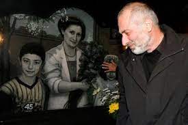 Бывший архитектор из владикавказа виталий калоев, потерявший семью в авиакатастрофе над боденским озером в 2002 году, рассказал журналистам нтв, как совершил кровную месть, убив диспетчера швейцарской компании skyguide в его жилище. Otomstil Za Vseh 15 Let Nazad Kaloev Ubil Dispetchera Gazeta Ru