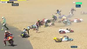 Tutti lunghi, chi sdraiato, chi di fianco, chi perdendo subito il. Gp Francia Motogp 2017 Una Caida Multitudinaria Obliga A Repetir La Salida En El Gp De Francia De Moto3 Marca Com