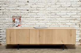 La taille idéale de votre banc tv se calcule en ajoutant 40 cm à la longueur de votre télévision. Meuble Tv En Chene Massif 1 Tiroir 1 Porte Rabattable Xenos