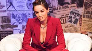 La rai durante la trasmissione top 10 con carlo conti ha mandato in onda un sondaggio sessista che ha fatto scoppiare le polemiche. Andrea Delogu La Camicia Sbottonata Scatena I Follower Divina