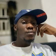 André Onana's salary at Manchester United is around £100k per week, per  Daily Mail. 💸🇨🇲