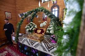 Biserica ortodoxa ii praznuieste pe 21 mai pe sfintii imparati constantin si mama sa, elena. Moastele SfinÅ£ilor ImpÄƒraÅ£i Constantin Si Elena In Parohia Straja Or8odo3ia News Agency