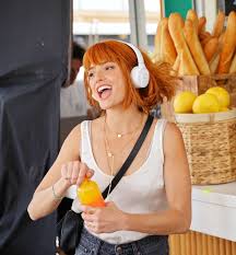 ליהי קורנובסקי הוחתמה בסוכנות השחקנים האמריקנית icm בה חתומים גם קייטי הולמס, אורלנדו בלום, אומה טורמן ועוד. K4owbcv4piyz M