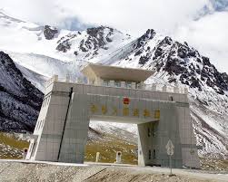 China S Super Link To Gwadar Port The Gate Of Khunjerab Marks The Border Of China With Pakistan S Kashi Region Near Gilgit Phot Favorite Places Pakistan Road
