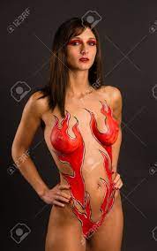 美しいブルネットの女性裸ボディ ペイント炎火の女神の写真素材・画像素材 Image 27992794