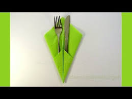 Tischdeko Bestecktasche Aus Servietten Falten Ganz Einfach Youtube Servietten Falten Servietten Falten Besteck Servietten Falten Bestecktasche