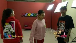 Desain kaos online merupakan situs no.1 di indonesia yang memiliki sebuah sistem dengan fungsi desain editor baju kaos yang revolusioner dengan pengiriman ke seluruh wilayah di indonesia. 8 Potret Rumah Young Lex Yang Minim Sekat Studionya Luas Banget