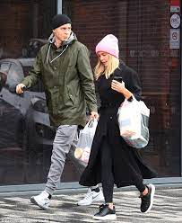Her finner du alle saker som omhandler victor nilsson lindelöf. Man Utd S Victor Lindelof Enjoys Shopping With Fiancee Daily Mail Online