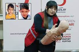 Heimlich manevrası ayakta ya da yer de yapılabilir. Cocuklarda Ve Bebeklerde Heimlich Manevrasi Nasil Yapilir Saglik Haberleri