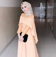 Yuk intip koleksi model baju gamis batik kombinasi polos modern terbaru 2019 untuk outfit anda ke segala #model #gamis #sifon #bajumodel baju gamis sifon informasi, tips dan foto aneka baju gamis modern. Kombinasi Sifon Model Baju Gamis Kombinasi Brokat Terbaru 2019 Inspirasi