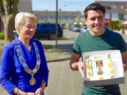 Jan smit, edsilia rombley en chantal janzen zijn de. Eurovision Host Jan Smit Receives Royal Decoration Wiwibloggs