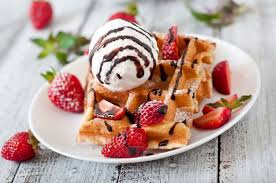 Telechargez Gaufres De Belgique Aux Fraises Et Creme Glacee Sur Plaque Blanche Gratuitement Warm Desserts Belgium Waffles Dessert Toppings