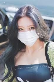 Yuna is a south korean dancer and rapper. Netizens Comment On How Even The Mask Can T Hide Itzy S Yuna Stunning Visuals Kpopmap