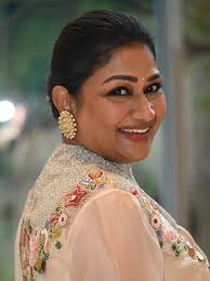 The moment Dolly Jain ( @dolly.jain )approached me, I was truly delighted.  Styling her was an absolute pleasure especially when she shared a glimpse  of the beautiful saree she was going to