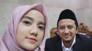 Beberapa hari terakhir, media sosial tanah air dipenuhi dengan meme vokalis grup solawat syubbanul muslimin, gus azmi dan wirda mansur. Jwdwrsw F 4thm