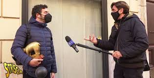 Non poteva non aprirsi con il caso del giorno la puntata odierna de 'la vita in diretta', programma di rai1 al centro delle cronache dopo che l'inviato giuseppe di forte e palpabile l'emozione di alberto matano: A La Vita In Diretta L Inviata Mostra Il Dito Medio Ma Matano E News Striscia La Notizia
