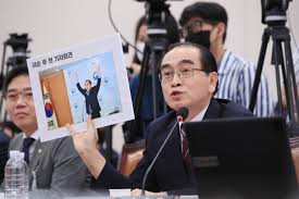 이번에도 어김없이 경호원과의 스캔들을 터뜨린 그의 곁에 루카스라는 새 경호원이 배치된다. íƒœì˜í˜¸ ì´ì¸ì˜ ìž¡ìœ¼ë ¤ë‹¤ ë¬¸ì •ë³µ ë‚šì•„ ë§¹ê³µ ì† í—›ë°œ