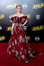 Emilia clarke is no stranger to the notion of working hard! Emilia Clarke Solo A Star Wars Story Premiere In La Celebmafia