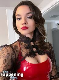 Lauren Lavera OnlyFans holiday topless tan