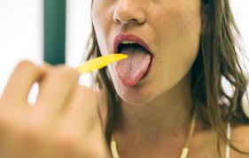 Hasrat ingin makan pun terasa hilang begitu saja, meskpiun lapar sekalipun. Kenapa Lidah Jadi Pahit Saat Sedang Sakit Hello Sehat
