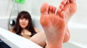 Wenn zum beispiel deine badewanne ein wasservolumen von rechnerisch 250 liter hätte und du ca. 25 Badewannen Pro Tag Wie Viel Wasser Wir Virtuell Verbrauchen Br Wissen