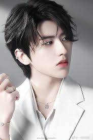 Bé cưng đã ăn gì chưa?" "..." "Sao không trả lời tôi?" "..." Hai tay Ái  Linh nắm chặt điện thoại không biết nên trả lời gì với đầu giây bên kia.