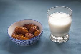 Jus kurma dicampur susu merupakan salah satu cara menikmati buah kurma disertai susu. Sahur Dengan Kurma Plus Susu Bisa Dapat Manfaat Sehat Ini