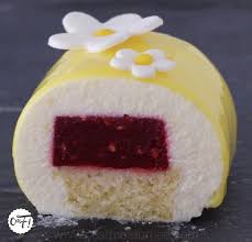 Le Yellow De Christophe Felder Entremets Citron Fraise Un Biscuit Madeleine Vraiment Surprenant Bie Gateaux Et Desserts Recette Dessert Assiette A Dessert