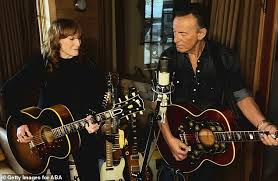 Bruce frederick joseph springsteen was born september 23, 1949 in long branch, new jersey, usa. Bruce Springsteen Bekommt Eine Quarantane Schnitt Von Frau Patti Scialfa Aktuelle Boulevard Nachrichten Und Fotogalerien Zu Stars Sternchen