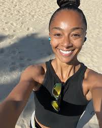 GOOD MORNING SUNSHINES! It's gonna be the best week ever!! Just a  reminder.. You are BEAUTIFUL You are STRONG God LOVES YOU You were created 