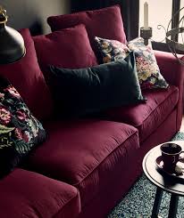 Nahaufnahme Eines Roten 3er Sofas Verschiedenfarbigen Kissen Sofa Design Ikea Innenraum Landhausstil Wohnzimmer
