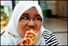 NOOR FATIN: CANDID : GAYA MAKAN SEORANG BLOGGER.