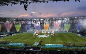 Przed pierwszym gwizdkiem sędziego kibiców czeka także uroczysta ceremonia otwarcia. Etmxvmisu Owqm