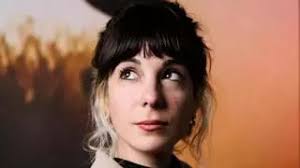 Joan Isaac: "Estén de moda o no, trovadores siempre los ha habido y los  habrá"