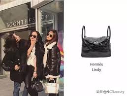 孫芸芸這樣搭 hermes kelly depeches pochette ： 這樣穿帥到沒朋友!寬大的條紋長版西裝內搭白色低胸小背心，下身是修飾腿型的寬褲和重量級nike x sacai vaporwaffle藍白紅配色球鞋，奢華的hermes包包也能拎出瀟灑率性。 å¯èƒ½å…¨ä¸–ç•Œä¸€åŠçš„æ„›é¦¬ä»•éƒ½åœ¨å¥¹å€'æ‰‹è£¡å§ æ¯æ—¥é ­æ¢