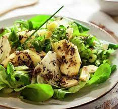 Ensalada de alcachofas, con apio, hinojo, lechuga y manzanas al aceite de  setas