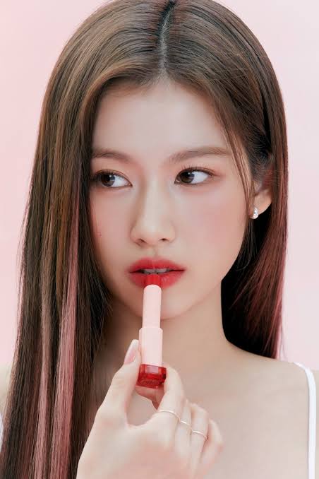 트와이스 사나, 에스쁘아와 함께한 시크&amp;청순 NEW 화보 눈길! - TENANT news