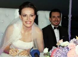 2004 yılında a takıma yükseldi. Mutluluklar Eda Erdem Futbol