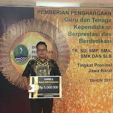 Raut mukanya tampak kelihatan merah. Kepala Sekolah Smk Pertiwi Kuningan Meraih Juara 3 Kepsek Berprestasi Di Jabar Smk Pertiwi Kuningan