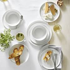 Contemporary yet classic, this dinnerware from legendary cookware maker le creuset pairs sleek coupe lines with matte, neutral glazes that mix, match and layer with ease. Le Creuset Coupe 16 Piece Dinnerware Set Williams Sonoma