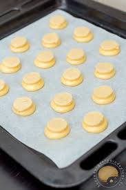 Recette De Petits Choux Individuels Recouverts Et Craquelin Et Garnis D Une Creme Legere Au Caramel De Beurre Craquelin Recette Sucre Glace Gateaux Et Desserts