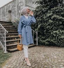 L Image Contient Peut Etre 1 Personne Debout Chaussures Et Plein Air Casual Hijab Outfit Mutevazi Kiyafetler Musluman Modasi