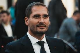 Costin Răsăuțeanu nu e un papagal. E doar un oportunist desăvârșit.