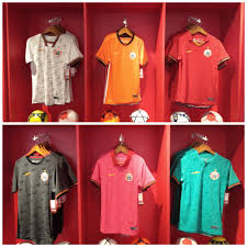 Hanya kerah yang menjadi model lingkaran, dan strip putih pada lengah bawah. Sepakbolajakarta Com Sur Twitter Did You Know Dari 6 Jersi Persija Musim Ini Semua Jersinya Memiliki Model Kerah Yang Berbeda Home V Neck Berkerah Away Kerah Khas Jersi 3rd Nike Thn 90an Third