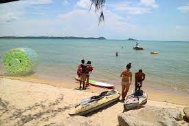 Perfect for guests who enjoy privacy with beachfront living far away from the maddening crowds of kuta. Pantai Indah Beach Beside Breakfast Area Picture Of Holiday Villa Pantai Indah Bintan Island Tripadvisor