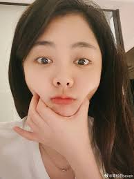 Nữ thần thanh xuân" 34 tuổi lộ mặt mộc trẻ măng, mê thải độc da bằng 1 thứ  có trong tủ lạnh mọi nhà