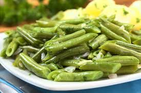 En una ensaladera, añadimos las patatas peladas y troceadas, 1 huevo duro picado, 1 lata de atún escurrida y las judías verdes. Judias Verdes 13 Recetas Faciles Unareceta Com